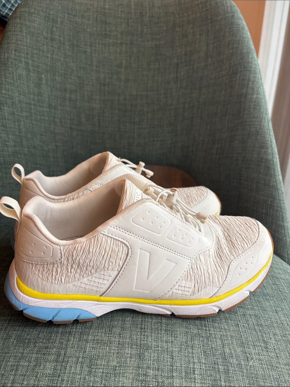 Vionic Deon Women's Cream Athletic Sneakers lightweight supportive size 9.5 EUC